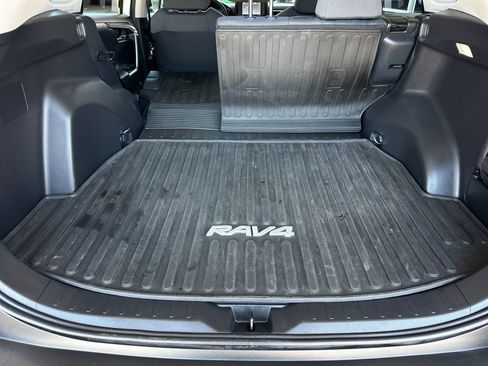 Used 2022 Toyota RAV4 XLE w/ Convenience Package FWD image 14