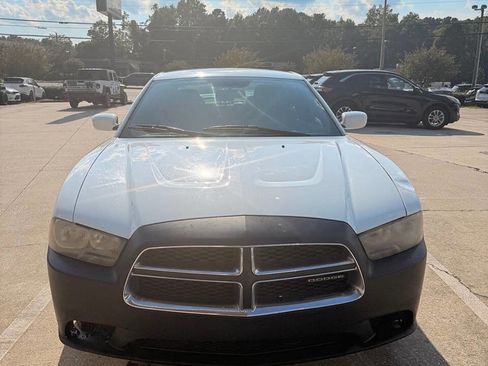 Used 2011 Dodge Charger SE image 2