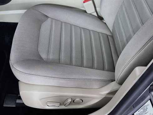 Used 2019 Ford Fusion SE FWD image 18