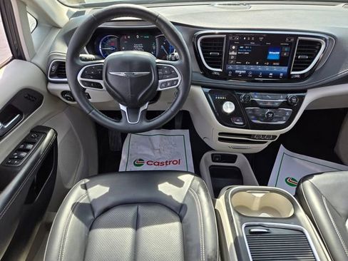 Used 2023 Chrysler Pacifica Touring-L FWD image 11