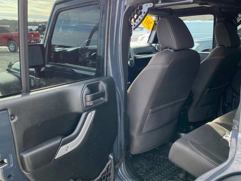 Used 2017 Jeep Wrangler Unlimited Rubicon w/ Cold Weather Group AWD/4WD image 21