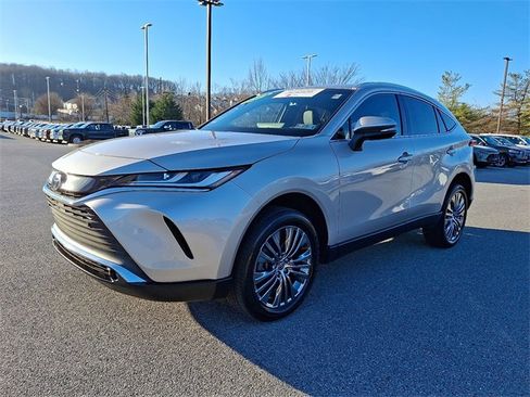 Certified 2024 Toyota Venza XLE image 3