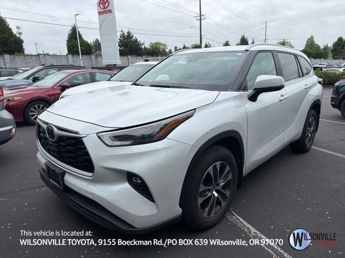 Used 2023 Toyota Highlander XLE AWD/4WD image 1