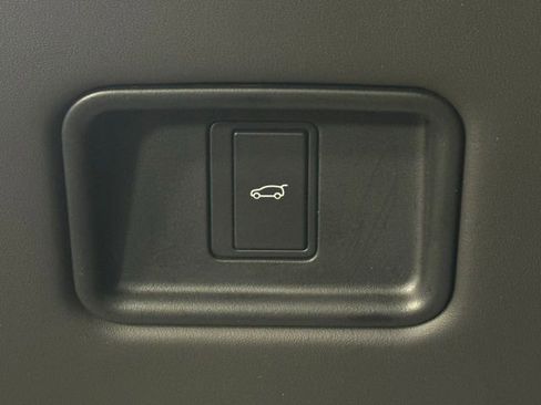 Certified 2025 Land Rover Range Rover SE image 40