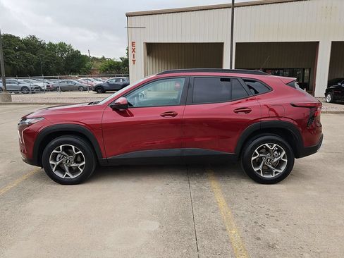 Used 2025 Chevrolet Trax LT w/ LT Convenience Package FWD image 10