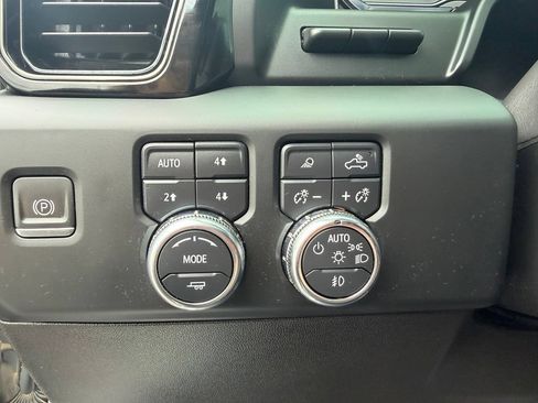 Used 2024 GMC Sierra 1500 AT4 w/ Technology Package AWD/4WD image 19