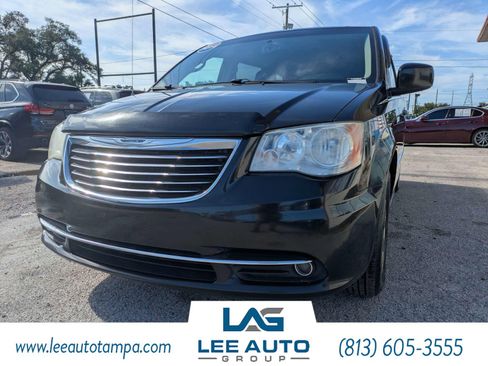 Used 2014 Chrysler Town & Country Touring FWD image 7