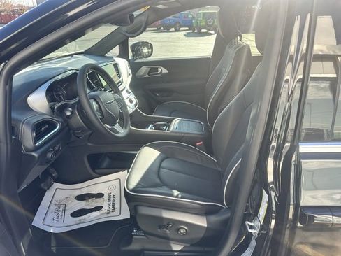 New 2026 Chrysler Pacifica Limited image 29
