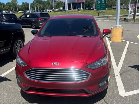 Used 2020 Ford Fusion SE w/ Equipment Group 151A FWD image 2