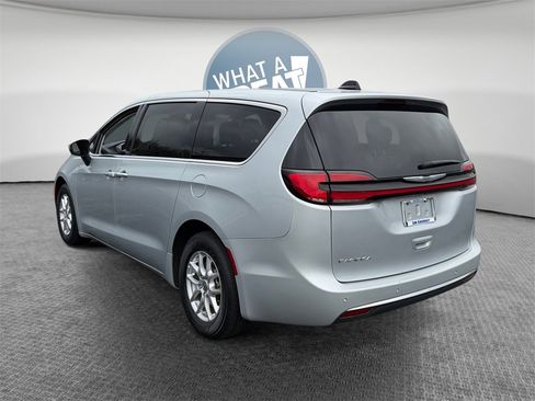 Used 2023 Chrysler Pacifica Touring-L image 6