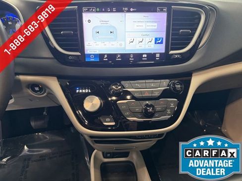 Used 2023 Chrysler Pacifica Touring-L FWD image 6