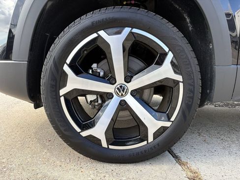 Used 2025 Volkswagen Taos SEL AWD/4WD image 9