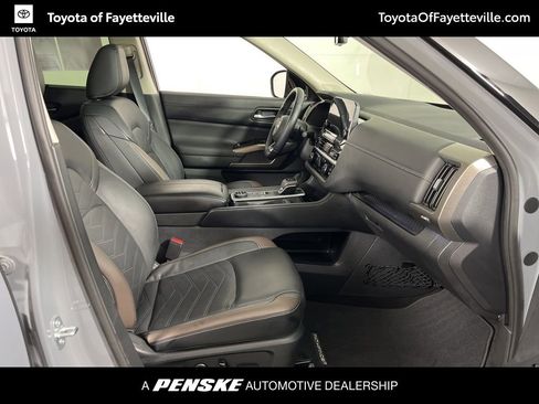 Used 2025 Nissan Pathfinder Platinum image 7