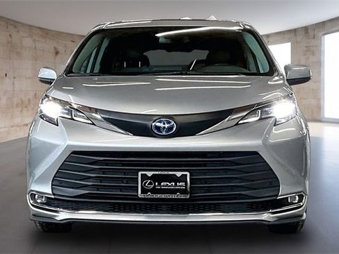 Used 2021 Toyota Sienna XLE image 2