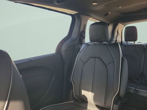 New 2026 Chrysler Pacifica Limited image 12