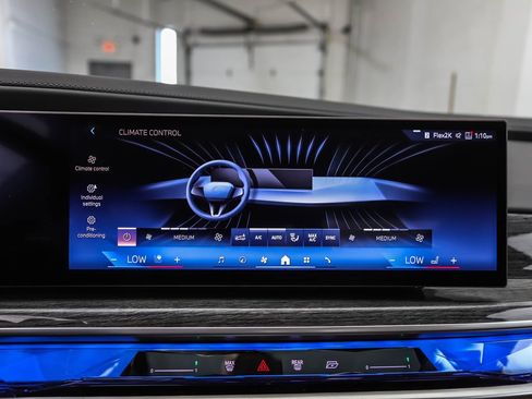 Used 2025 BMW 760i xDrive AWD/4WD image 18