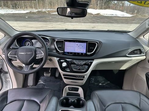 Used 2023 Chrysler Pacifica Touring-L FWD image 12