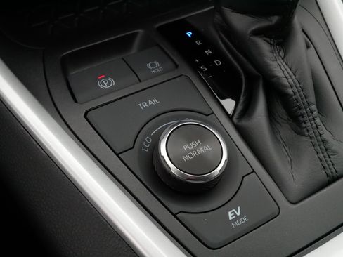 Certified 2025 Toyota RAV4 LE image 28