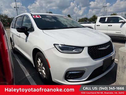 Used 2024 Chrysler Pacifica Touring-L