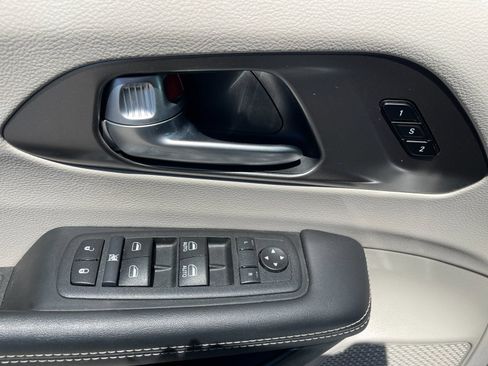Used 2024 Chrysler Pacifica Touring-L FWD image 13