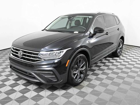 Certified 2022 Volkswagen Tiguan SE w/ Panoramic Sunroof Package AWD/4WD image 2