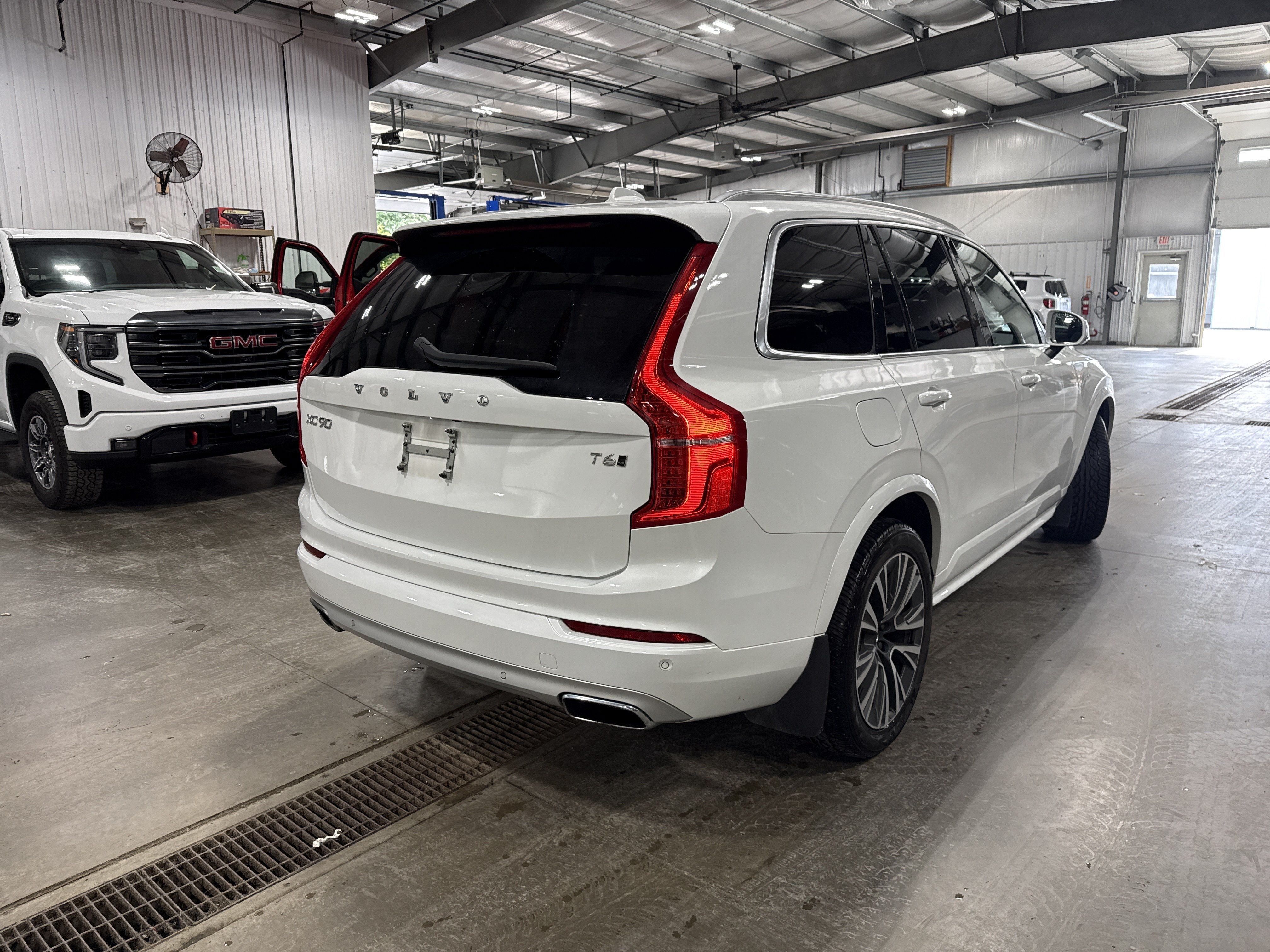 Used 2020 Volvo XC90 T6 Momentum AWD/4WD image 3