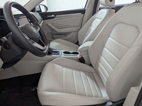 Used 2024 Volkswagen Jetta SE w/ Panoramic Sunroof Package FWD image 18