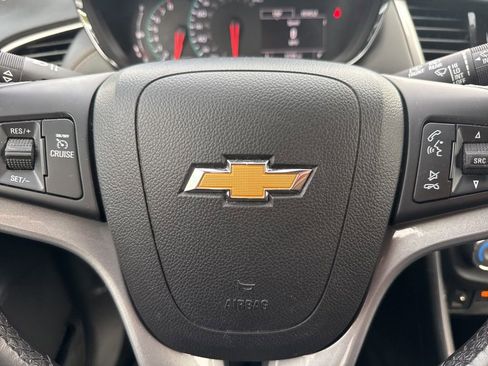 Used 2022 Chevrolet Trax LT w/ LT Convenience Package image 40