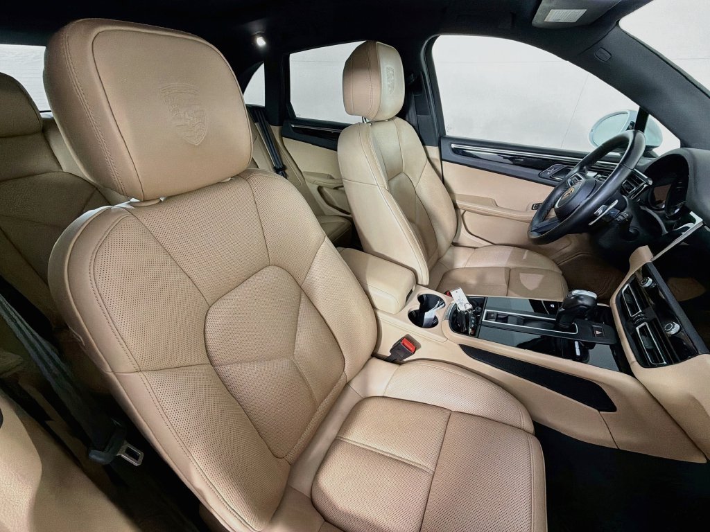 Certified 2023 Porsche Macan AWD/4WD image 30