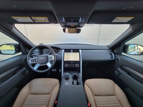 Used 2025 Land Rover Discovery Dynamic SE image 25