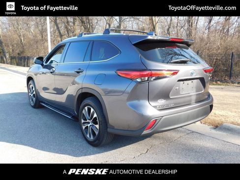 Used 2021 Toyota Highlander XLE image 3