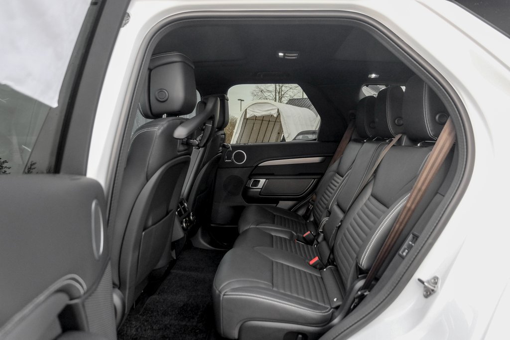 Used 2025 Land Rover Discovery Dynamic SE AWD/4WD image 15
