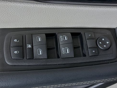 Used 2023 Chrysler Pacifica Touring-L FWD image 14