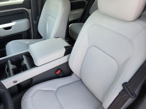 New 2026 Land Rover Defender 130 X-Dynamic SE image 10