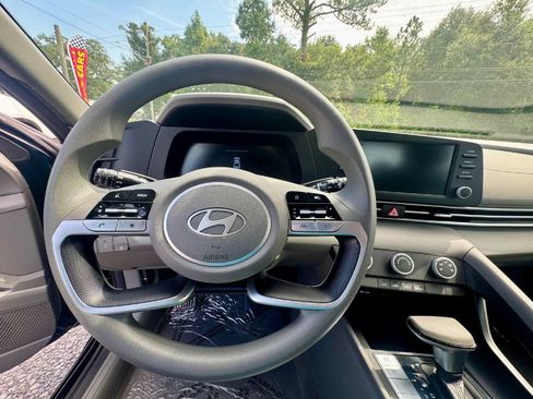Used 2025 Hyundai Elantra SE FWD image 15