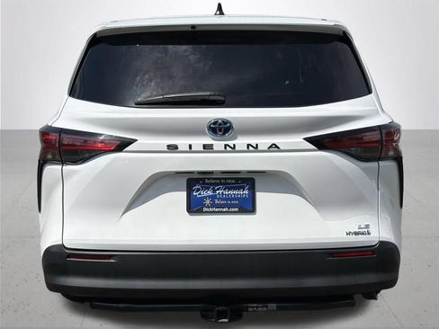 Used 2021 Toyota Sienna LE FWD image 7