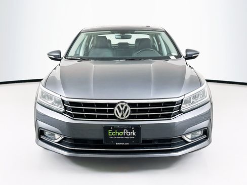 Used 2018 Volkswagen Passat 2.0T SE FWD image 2