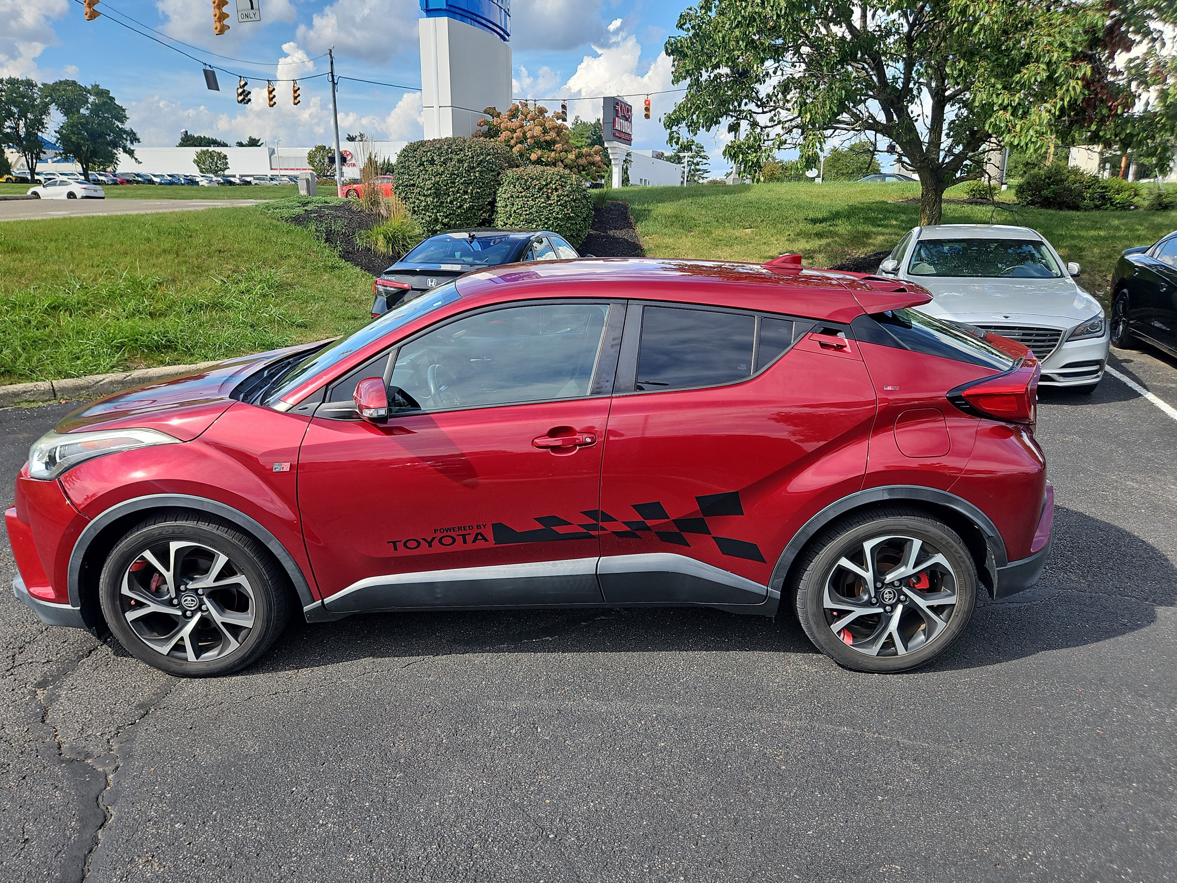 Used 2018 Toyota C-HR XLE FWD image 2