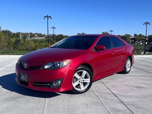 Used 2013 Toyota Camry SE image 2