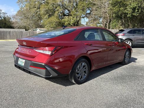 Used 2024 Hyundai Elantra SEL FWD image 5