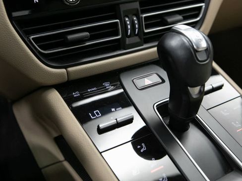 Certified 2024 Porsche Macan AWD/4WD image 28