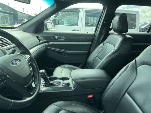 Used 2018 Ford Explorer XLT w/ Equipment Group 202A image 5