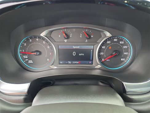 Used 2023 Chevrolet Traverse LT w/ Rear Camera Mirror Package image 27