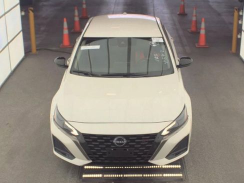 Used 2024 Nissan Altima 2.5 SR FWD image 2