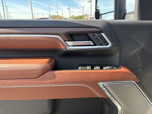 Used 2025 GMC Sierra 2500 Denali Ultimate w/ Max Trailering Package image 12