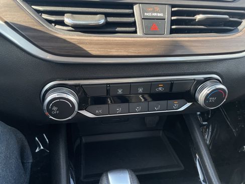 Used 2024 Nissan Altima 2.5 SV image 18