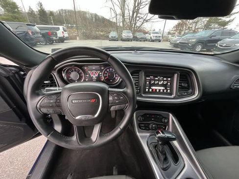 Used 2015 Dodge Challenger SXT image 13