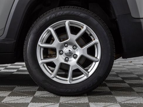 Used 2020 Jeep Renegade Latitude FWD image 42