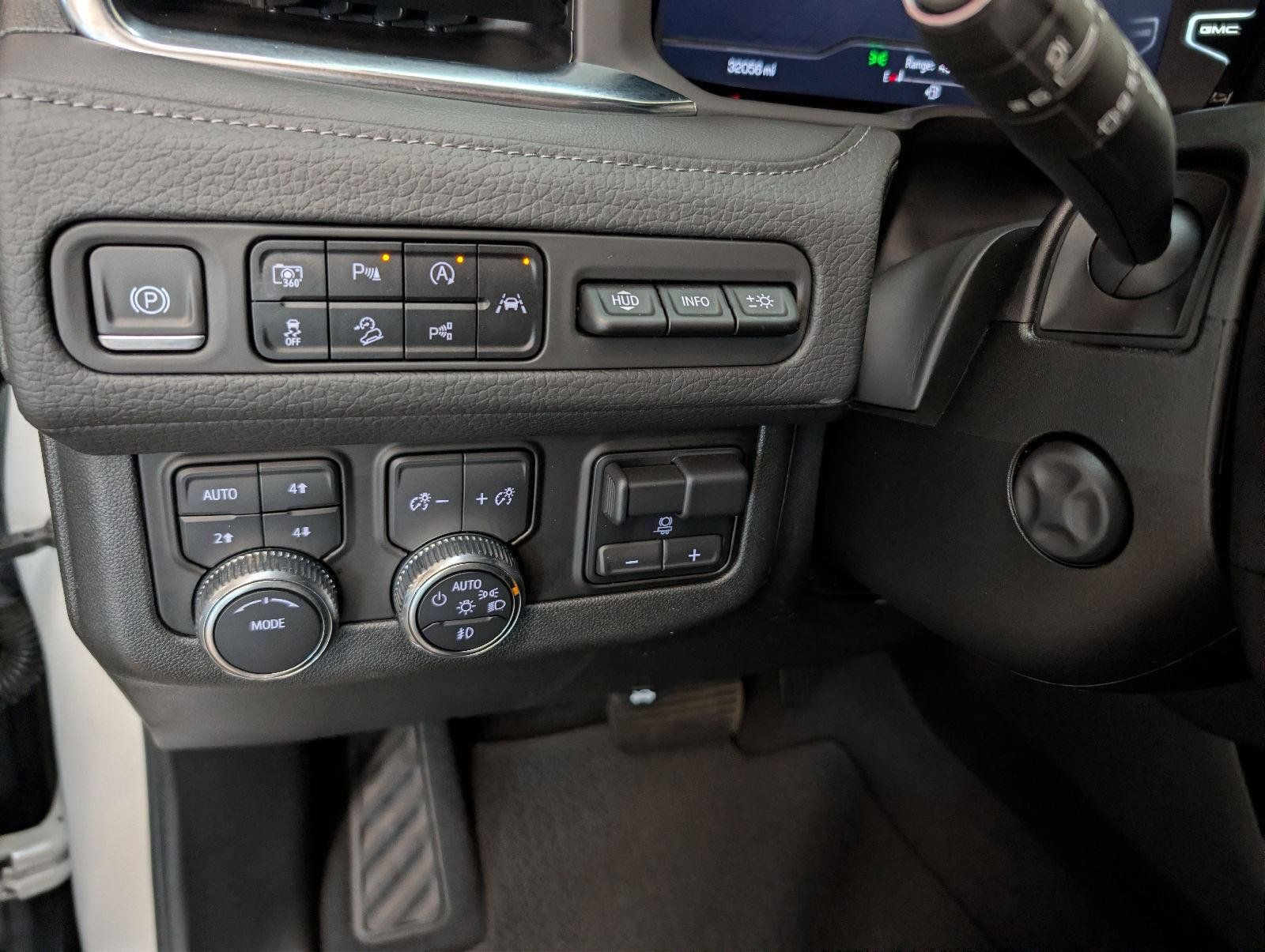 Used 2023 GMC Yukon Denali w/ Advanced Technology Package AWD/4WD image 36