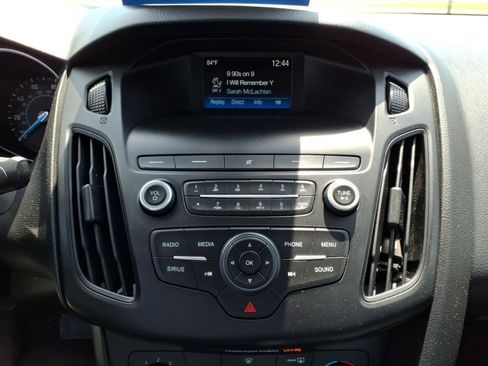 Used 2018 Ford Focus SE w/ Cold Weather Package FWD image 16